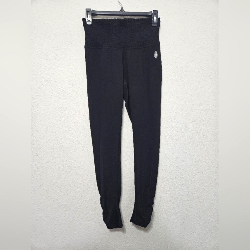 FP free people movement small black ruched 7/8 crop leggings scrunch leg